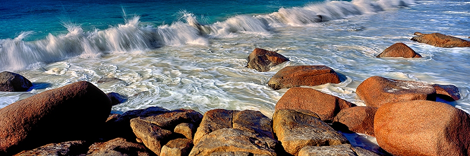 Waves over Praslin